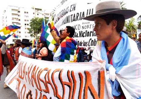 Manifestação dos povos originários de Salta (Argentina) e as famosas bandeiras wiphala